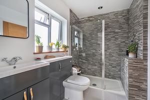 En-suite bathroom- click for photo gallery